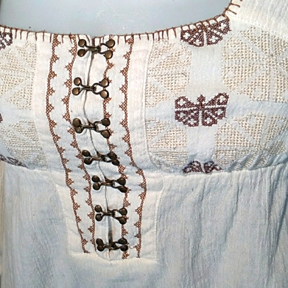 CUTE BOHO EMBROIDERED TOP ,HOOK & EYE CLOSE BY FREE PEOPLE - Picture 3 of 11